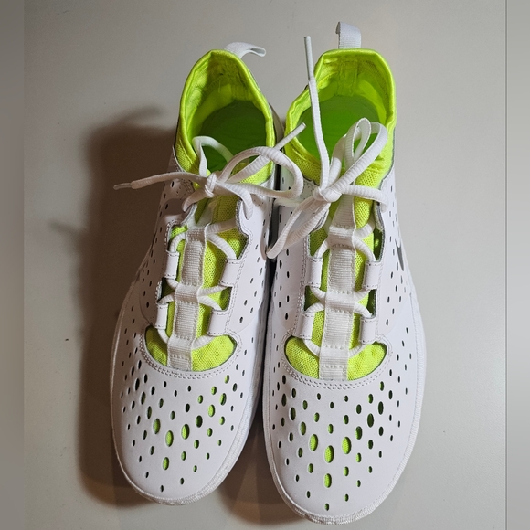 Nike White and Green Sneakers with Breathable Design - Picture 1 of 8